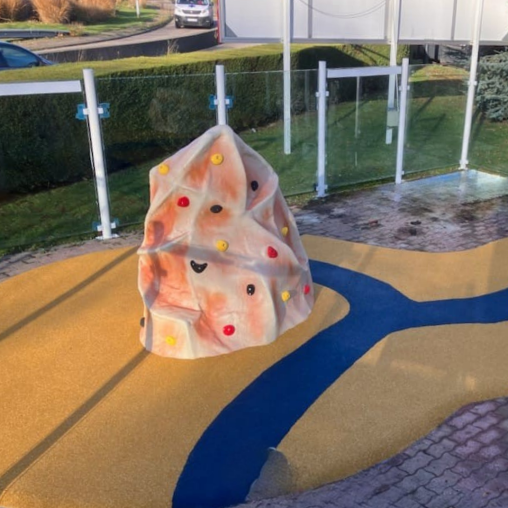 LUDOROC MENHIR ROCHER ESCALADE AIRE DE JEUX